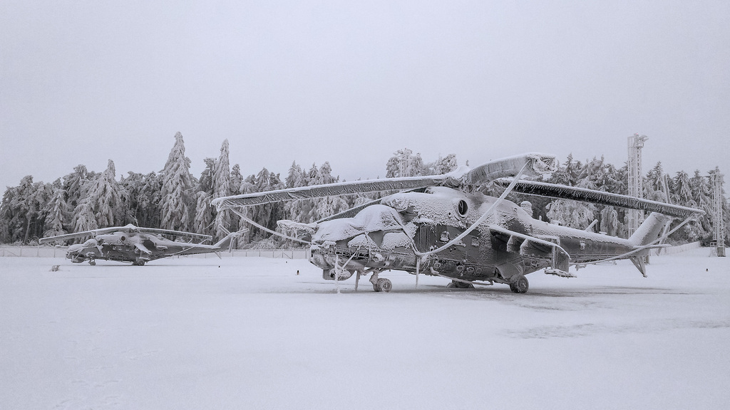Vrtulník Mi-24 ve speciální ochranné plachtě 