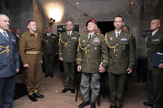 Všichni přítomní vzdali poctu zde padlým vojákům minutou ticha