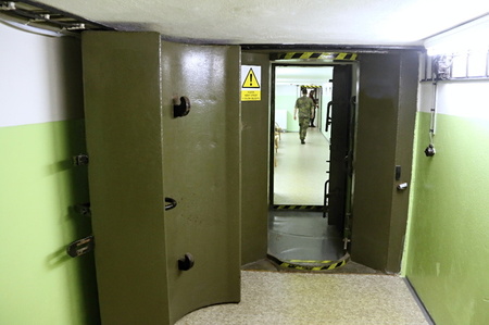 Vstup do bunkru 314. centra výstrahy proti ZHN - Hostivice