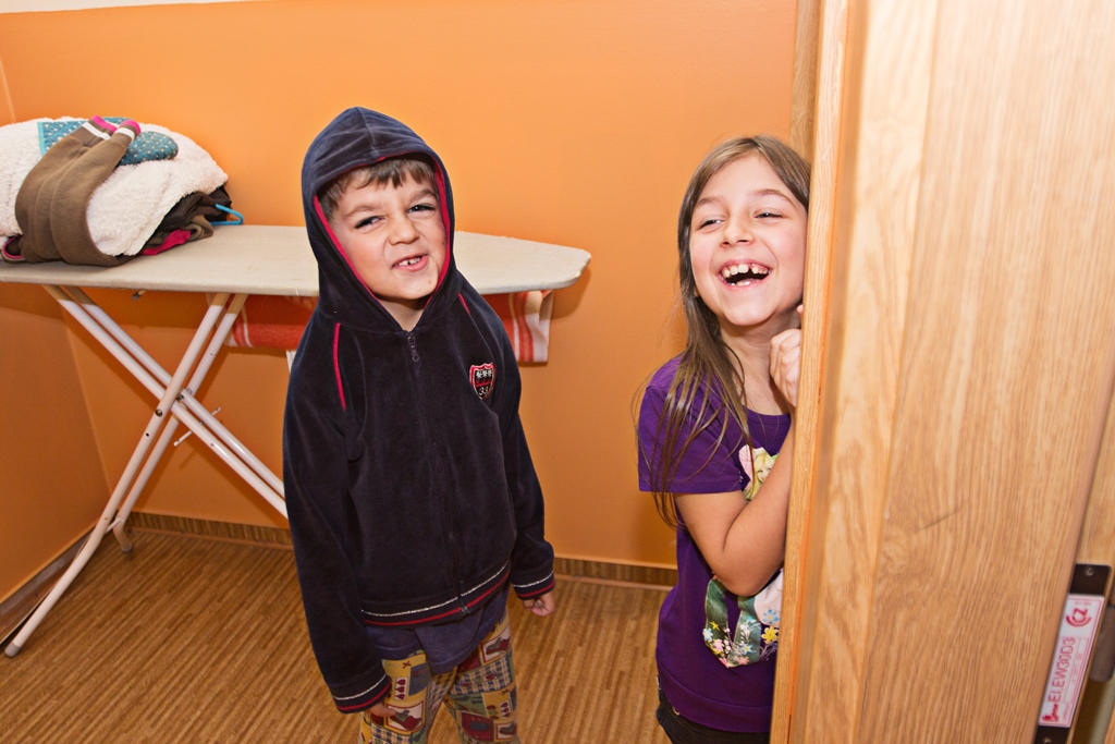 Všudypřítomný dětský smích v dětském centru Veská