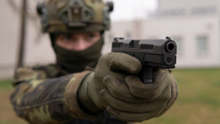 Ilustrační obrázek ke článkuArmáda ČR zavádí pistole CZ P-10 C. Vojáci si novinku pochvalují