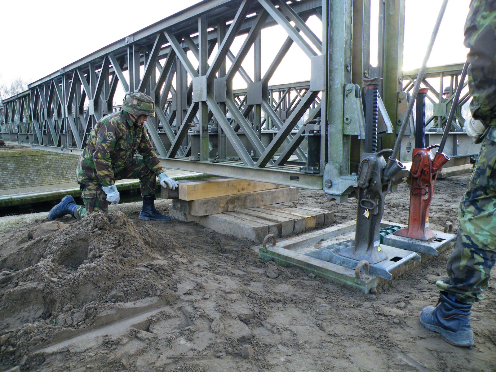 Most se podobá konstrukcím, které čeští ženisté využívají při povodních