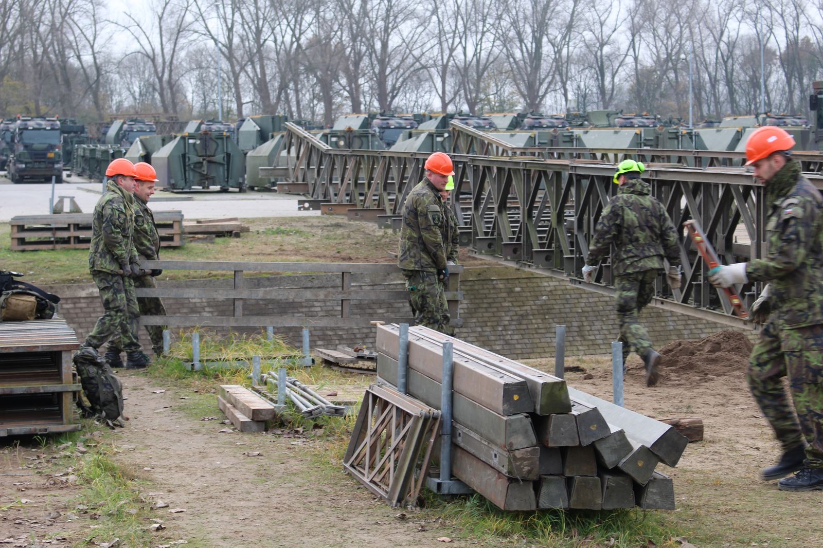Čeští vojáci nacvičují stavbu mostu s nizozemskými ženisty
