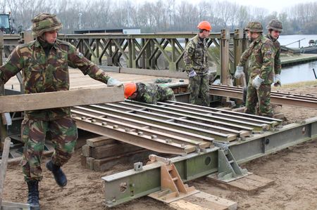 Čeští ženisté stavěli v Nizozemí most z druhé světové války