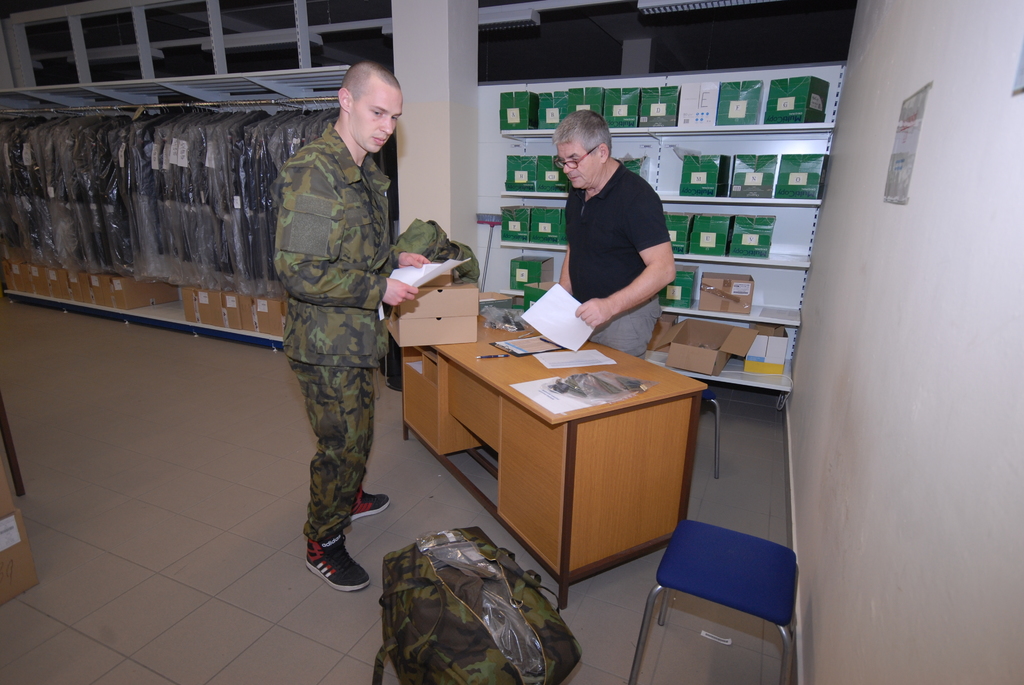 Výdej hodnostního označení, jmenovky a odznaků na pokrývku hlavy