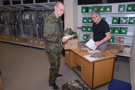 První vystrojení nováčků v dědických kasárnách si vyžádalo personální výpomoc