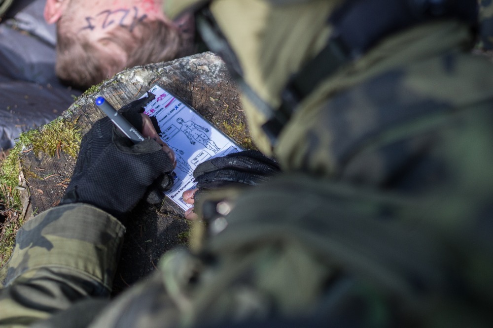 Vyplňování karty první pomoci v poli před předáním MEDEVAC