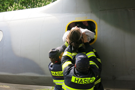 Vojenští hasiči cvičili zásah na exponátech kbelského leteckého muzea