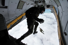 Výsadkáři se loučili s letouny An-26. Jak jinak než seskokem