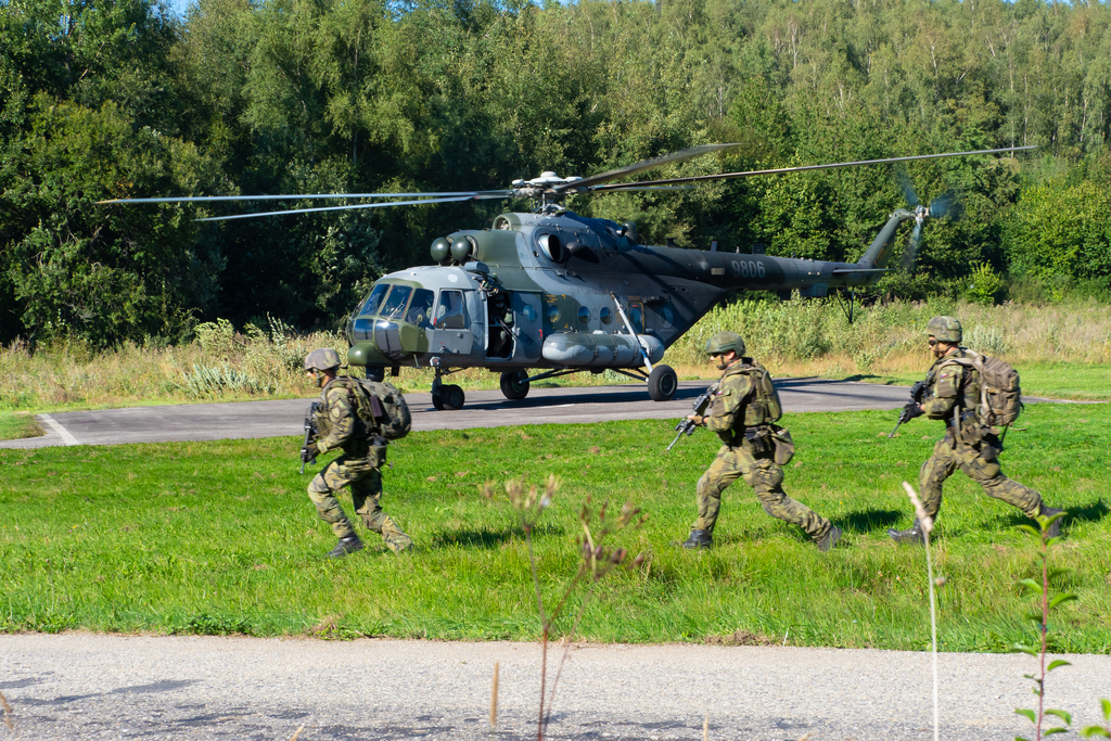 Výsadek vojáků vrtulníkem Mi-171Š