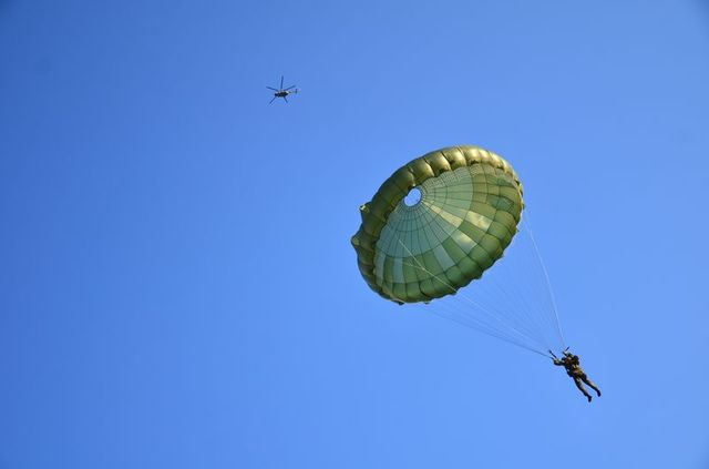 Výsadkáři 4. brigády při seskoku z vrtulníku Mi 17