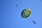 Výsadkáři 4. brigády při seskoku z vrtulníku Mi 17