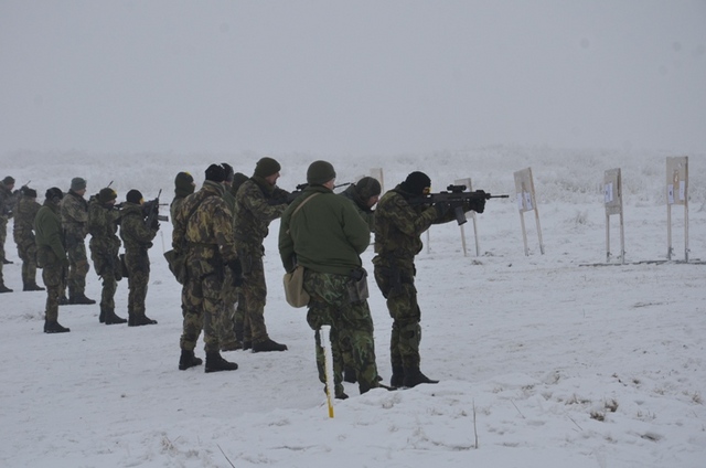 Výsadkáři střílí na pevné cíle