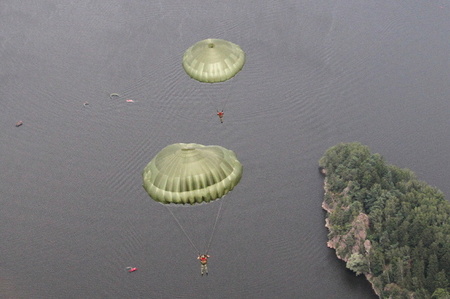 Na Seči se skákalo do vody s novými padákovými komplety 