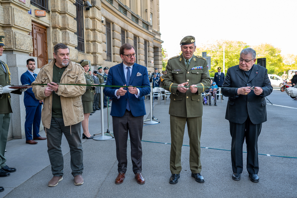 Výstava byla slavnostně zahájena symbolickým přestřižením pásky