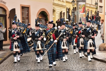 Vystoupení českých vojenských hudebníků a skotské formace Pipes and Drums na Pražském hradě vyvrcholilo známou skladbou Amazing Grace.