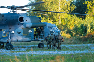 Vyzvednutí pozemní jednotky vrtulníkem Mi-171Š