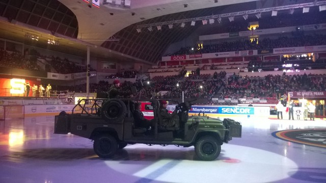 Land Rover Kajman vjíždí na ledovou plochu