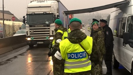 vojáci při cvičení posilovali kontroly Policie ČR v rámci společného cvičení na státní hranici s Polskem