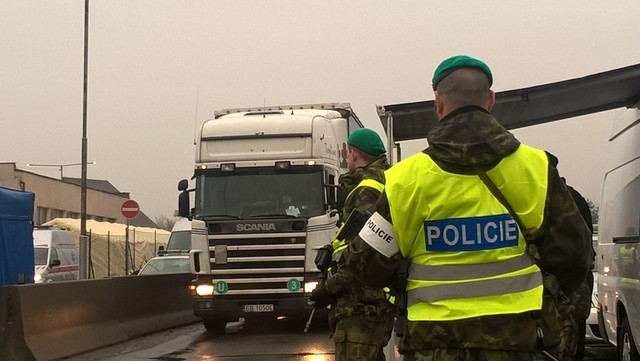 vojáci při cvičení posilovali kontroly Policie ČR v rámci společného cvičení na státní hranici s Polskem