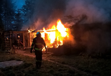 Armádní vrtulník vzlétl k požáru hájenky na Táborsku, kde se těžce popálili otec a dítě