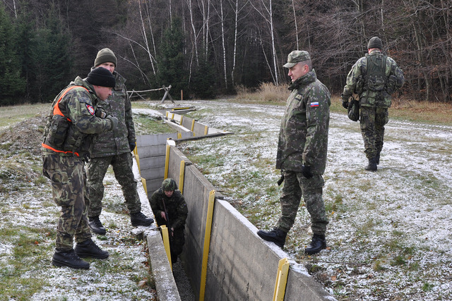 Z návštěvy nácviku házení granátů kurzu základní přípravy spolu s velitelem kurzu kpt. Michalíkem