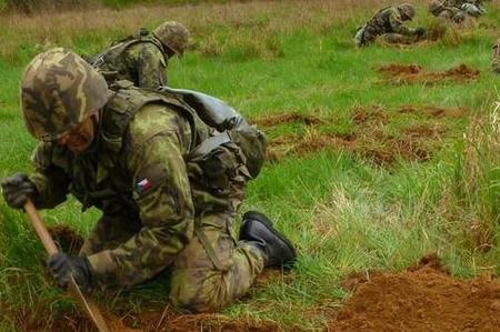 Úspěšný vstup do armády někteří stvrdili i vlastní krví 