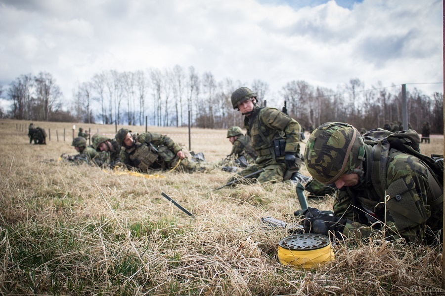 Laying mines in a coordinated extended line