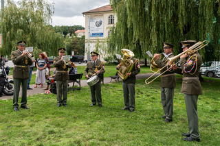 Ke slavnostní atmosféře přispěli vojáci Čestné stráže AČR a sextet Ústřední hudby AČR