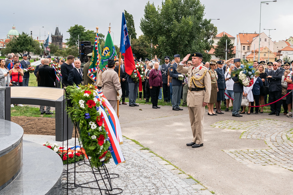 Poctu vzdal také  přidělenec obrany z velvyslanectví Spojeného království Velké Británie a Severního Irska v Praze plukovník David Catmur