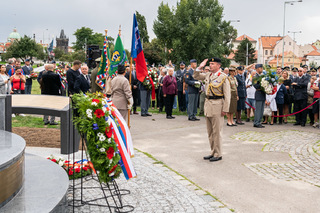 Poctu vzdal také  přidělenec obrany z velvyslanectví Spojeného království Velké Británie a Severního Irska v Praze plukovník David Catmur