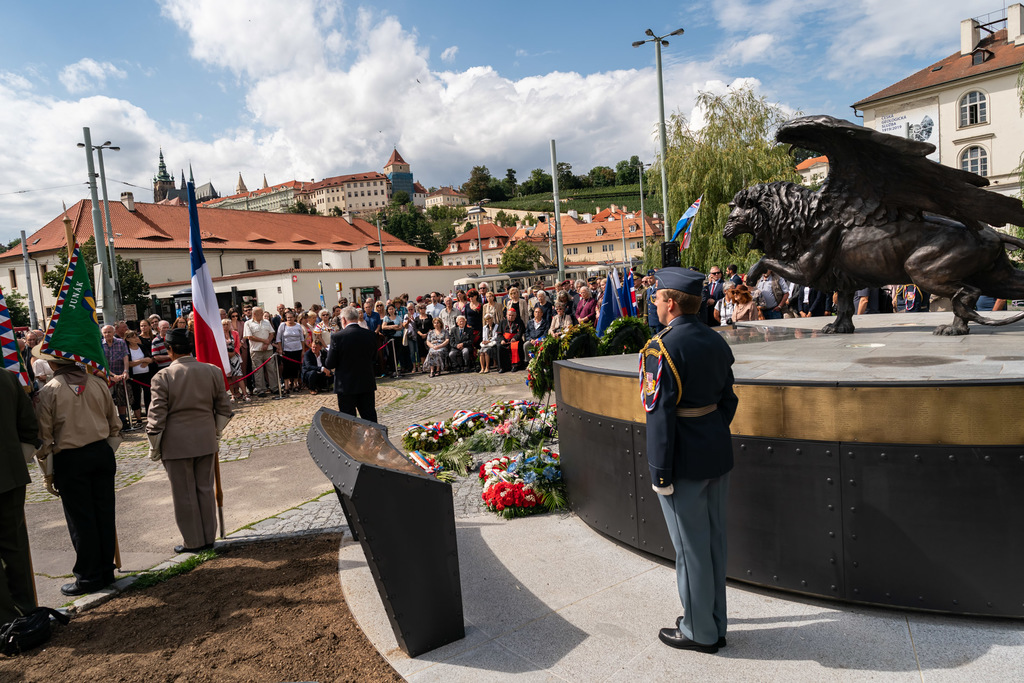 Z pietní vzpomínky na návrat čsl. letců RAF do vlasti na pražském Klárově