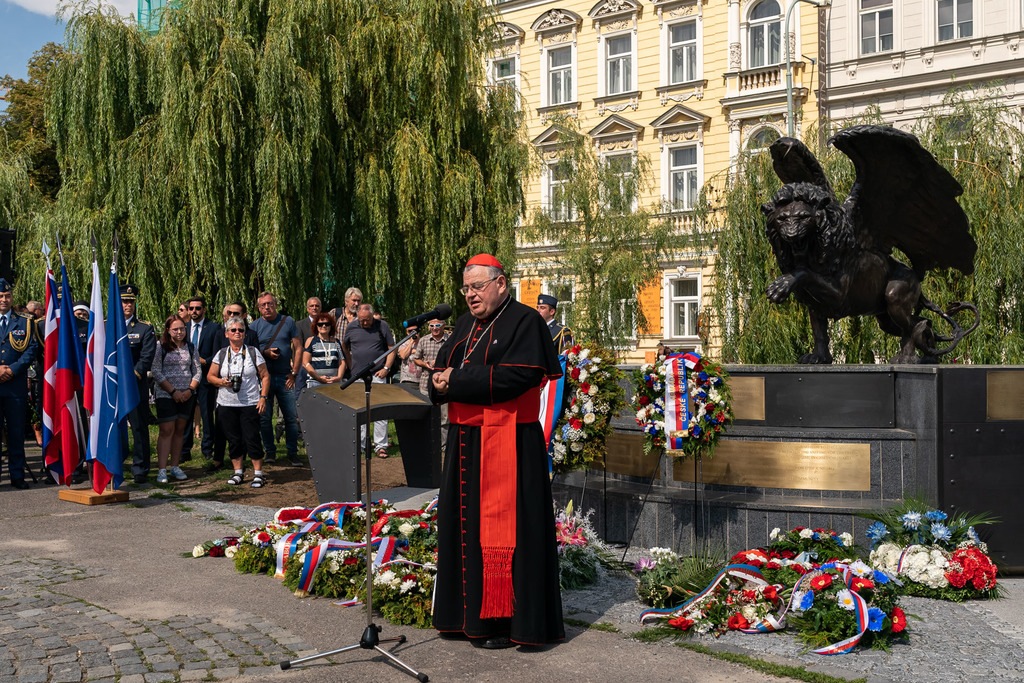 Kardinál Dominik Duka při duchovní promluvě před památníkem na Klárově