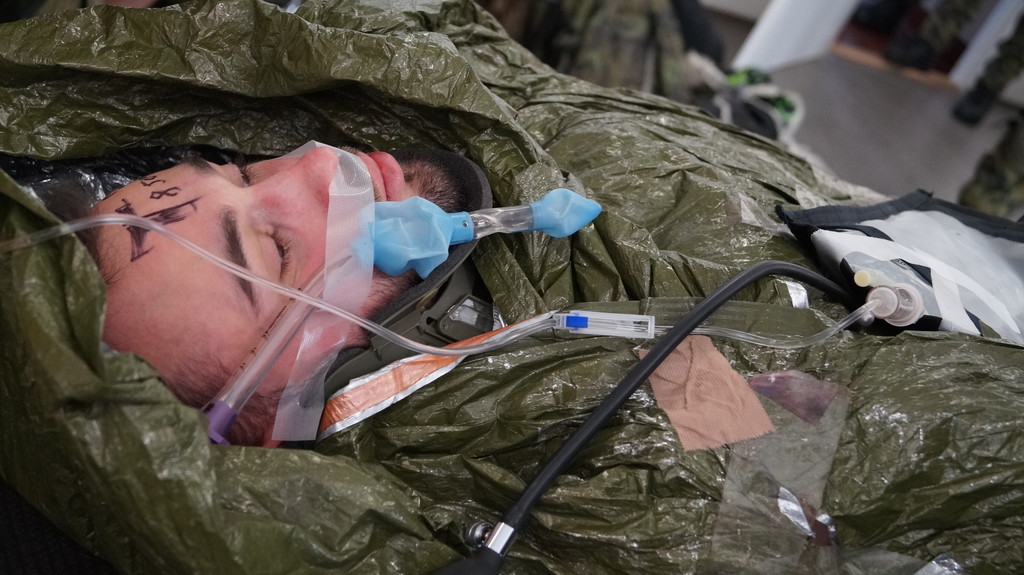 Zajištěný pacient připraven k odvozu do polní nemocnice