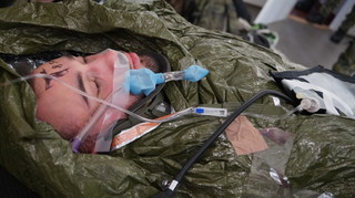 Zajištěný pacient připraven k odvozu do polní nemocnice
