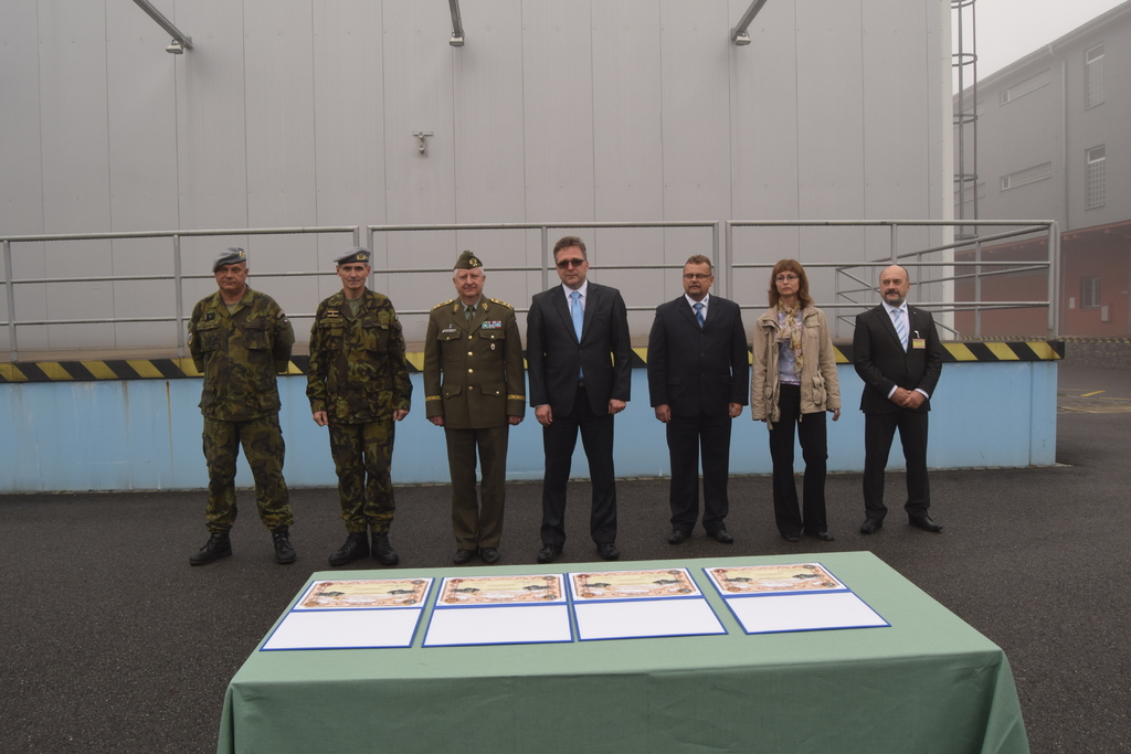 Zástupci Armády ČR a dodavatele VOP CZ, s.p. ve Štěpánově