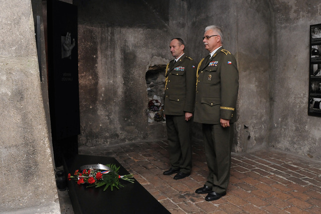 Zástupci VeV-VA v čele s gen.Kožiakem  a plk. Klinovským uctili památku parašutistů položením kytice pod přísahu parašutistů