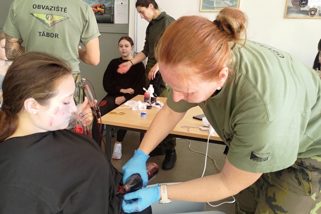 Zdravotníci z praporního obvaziště imitují zranění studentů i pomocí umělé krve