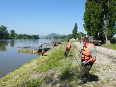 Čeští a slovenští ženisté společně stavěli pontonový most přes Váh