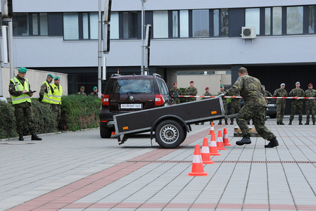 Ze Superfinále - slalom s vozíkem, který se musel připojit za auto