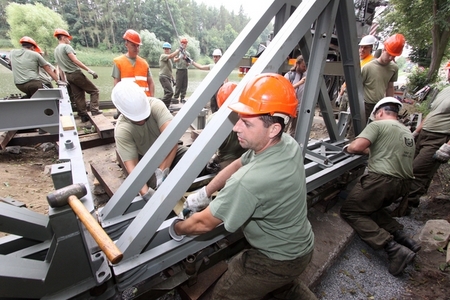 Ženisté AČR předali poslední most
