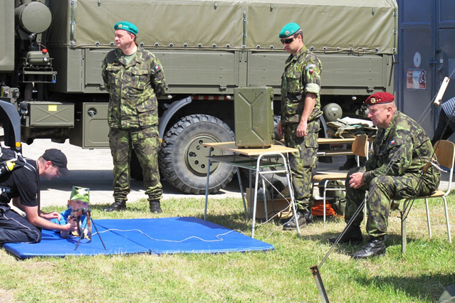 Zleva malý střelec, plk. Ňachaj, prap. Kunče, pplk. Losenický