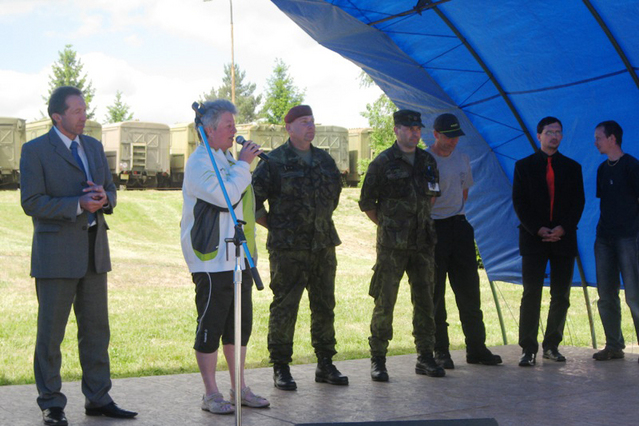 Zleva primátor Jihlavy Jaroslav Vymazal, Marie Kružíková z KÚ Jihlava, pplk. Losenický, mjr. Mrázek