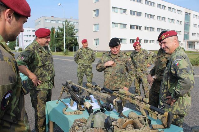 Zleva: velitel Pozemních sil generálmajor Ján Gurník, generálporučík Jacobson a velitel 4. brigády plukovník Náhončík při statické ukázce ručních zbraní