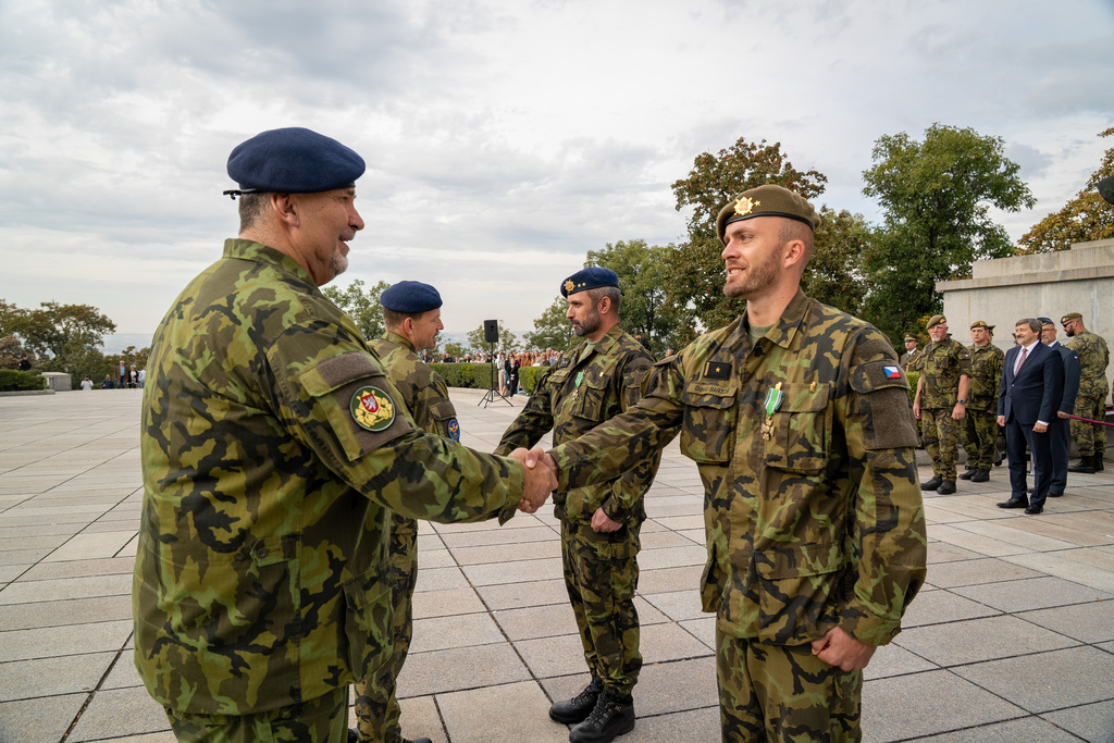 Vojáci AČR a příslušníci VP, kteří plnili úkoly v zahraničních operacích, ve středu 7. října slavnostně nastoupili na Čestném dvoře Národního památníku na Vítkově. 