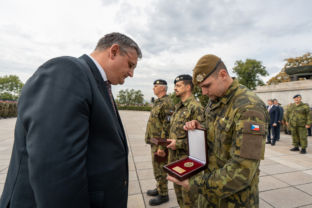 Vojáci AČR a příslušníci VP, kteří plnili úkoly v zahraničních operacích, ve středu 7. října slavnostně nastoupili na Čestném dvoře Národního památníku na Vítkově. 