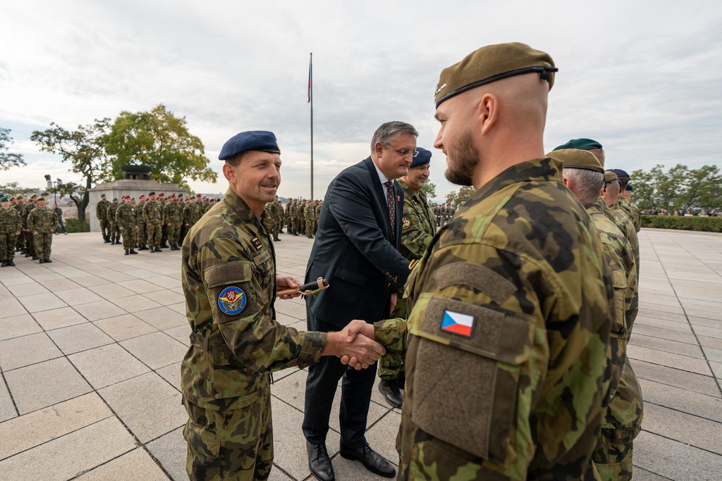 Vojáci AČR a příslušníci VP, kteří plnili úkoly v zahraničních operacích, ve středu 7. října slavnostně nastoupili na Čestném dvoře Národního památníku na Vítkově. 