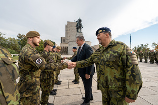 Vojáci AČR a příslušníci VP, kteří plnili úkoly v zahraničních operacích, ve středu 7. října slavnostně nastoupili na Čestném dvoře Národního památníku na Vítkově. 