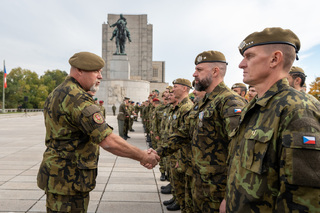 Vojáci AČR a příslušníci VP, kteří plnili úkoly v zahraničních operacích, ve středu 7. října slavnostně nastoupili na Čestném dvoře Národního památníku na Vítkově. 