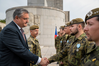 Vojáci AČR a příslušníci VP, kteří plnili úkoly v zahraničních operacích, ve středu 7. října slavnostně nastoupili na Čestném dvoře Národního památníku na Vítkově. 